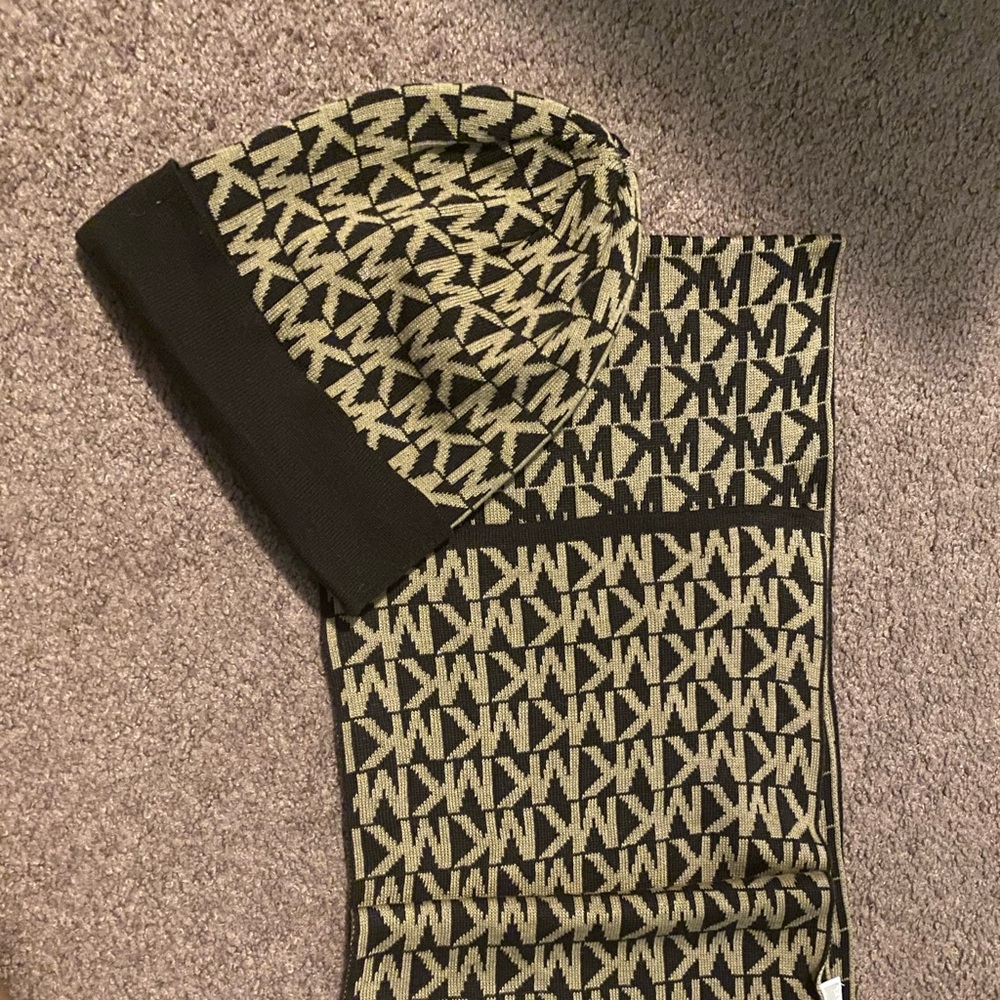 MK Scarf and Hat Set🤎🤍